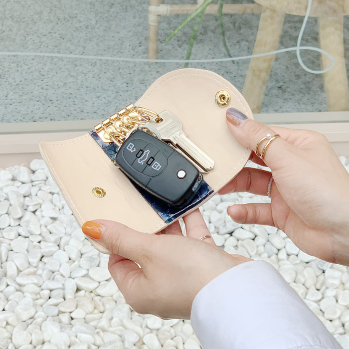 【Leo&Aoi公式ショップ】 牛革 ちょっと上品な ステンドグラス キーケース 4連 本革 レディース スマートキー 三つ折り レザー 鍵入れ 鍵 カギ 収納 スリム コンパクト キーホルダー 4連キーケース エナメル加工 日本製 【安心の返品保証付き】